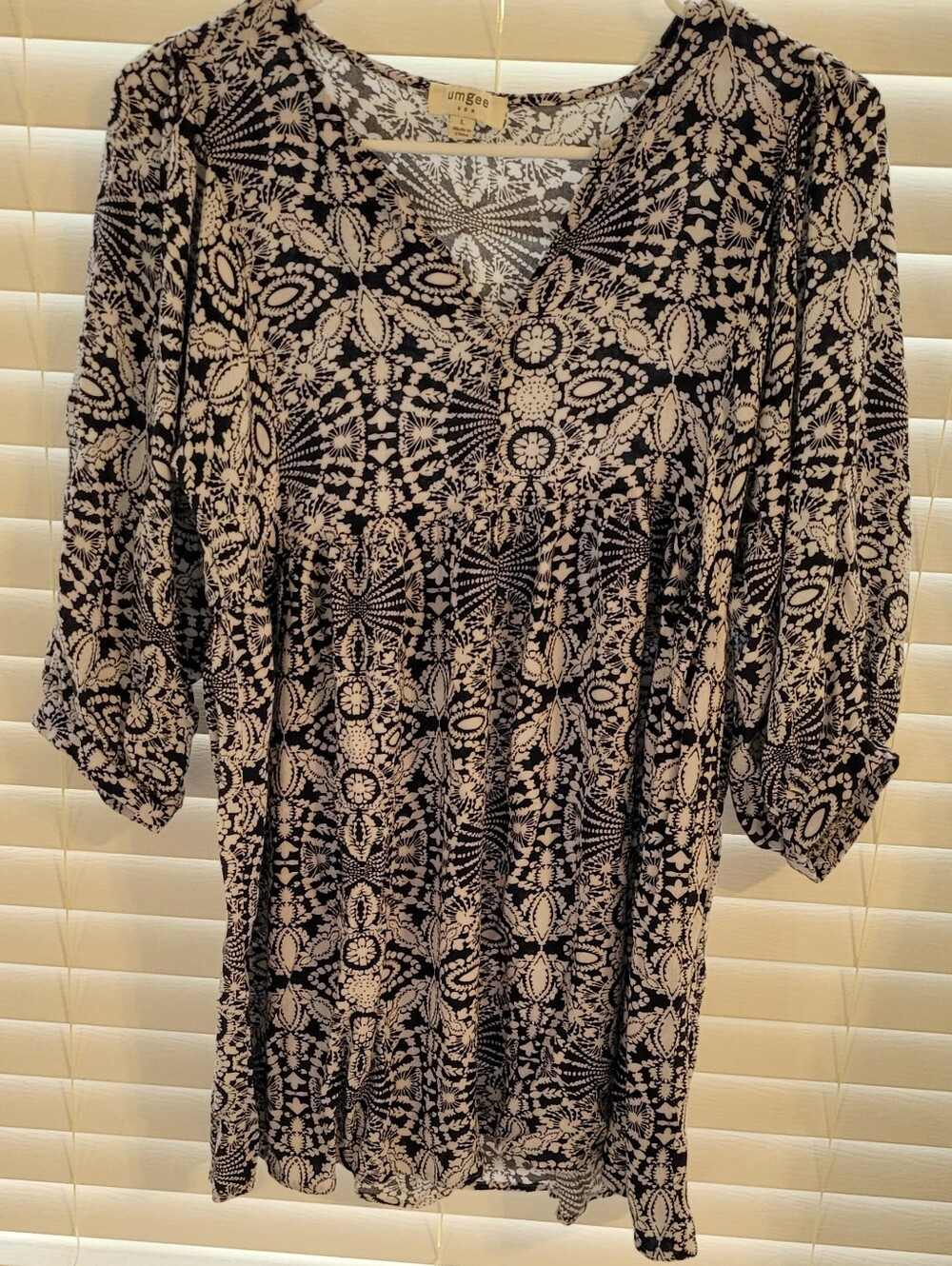 Umgee Blue and Cream Geometric V-Neck Tunic EUC - Picture 2 of 5